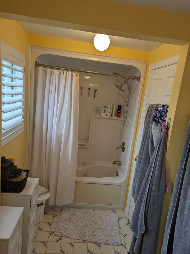 Waterloo bathroom tub before bathroom renovation.